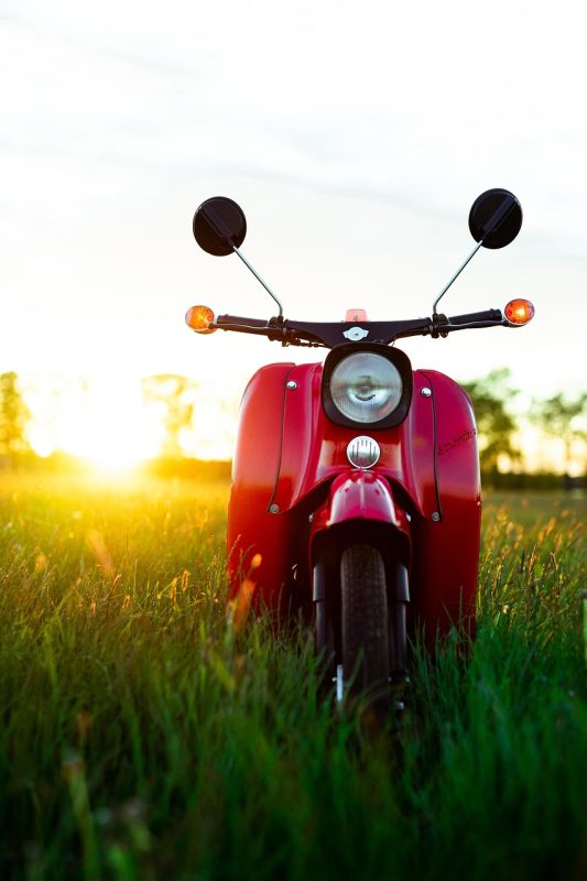 Vérification de l’échéance distribution à La Louvrière scooter, nature, graminées, le coucher du soleil, moteur rouge, moto, extérieur, prairie, transport, classique, rétro, voiture, automobile