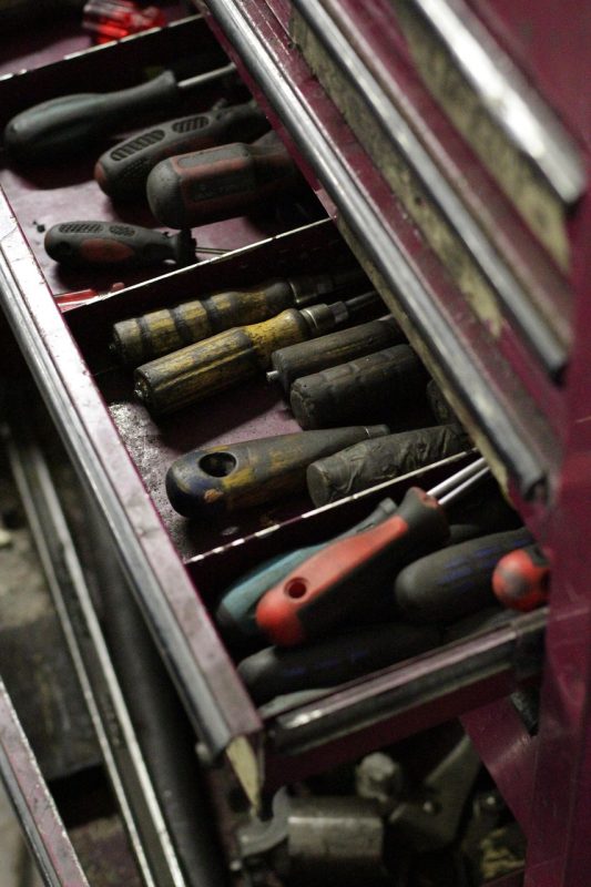 Réglage et tension de la courroie de distribution à Morlanwez outil, travailler, voiture, artisanat, mécanicien, véhicule, auto, fonds d'écran de voiture, atelier, mécanique, huileux, métal, réparation